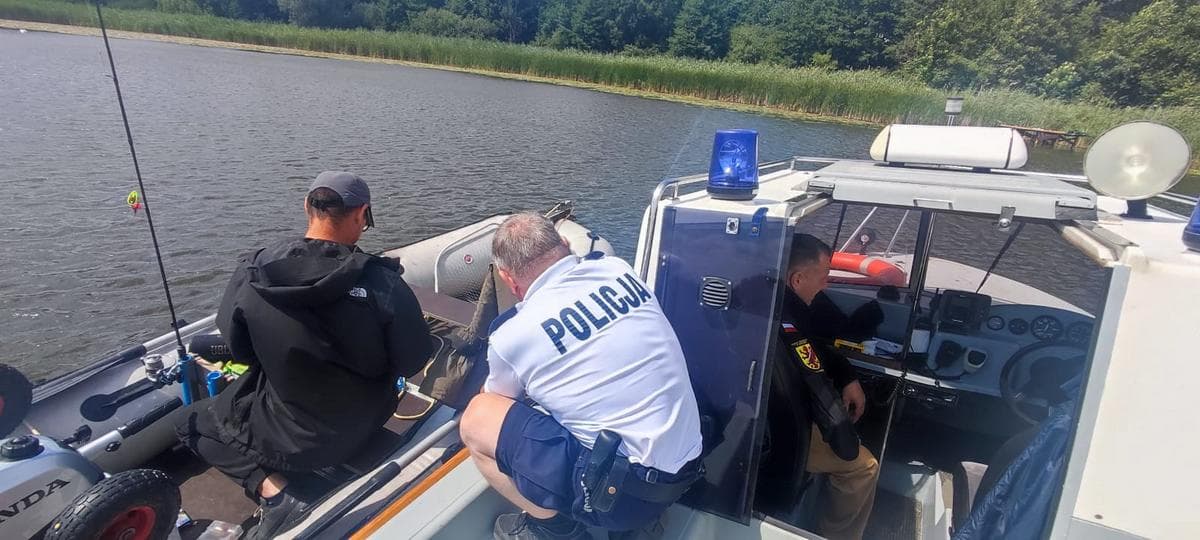 Wspólne patrole radziejowskich policjantów i strażaków na jeziorze Gopło