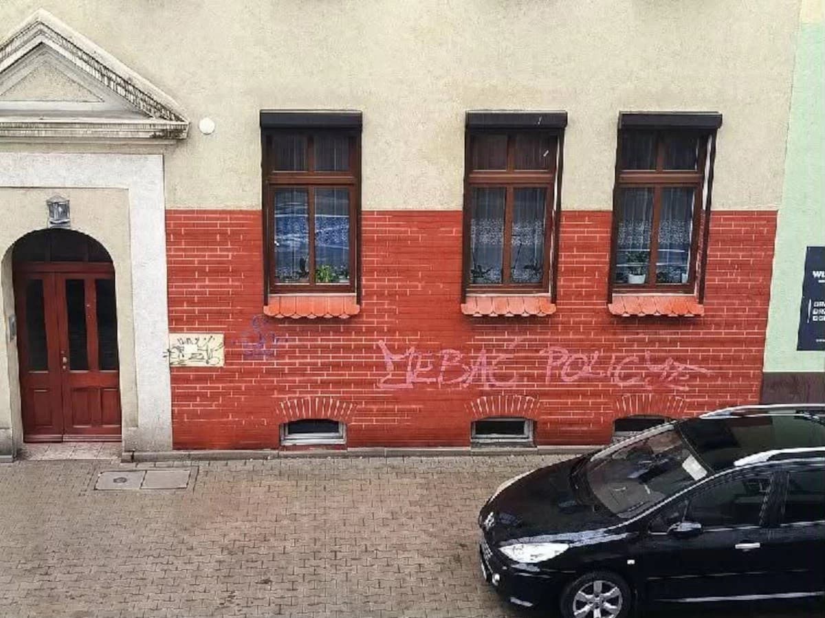 Wulgarny napis na kamienicy. Mieszkańcy: „Nikt nie reaguje”. Co na to właściciel budynku?