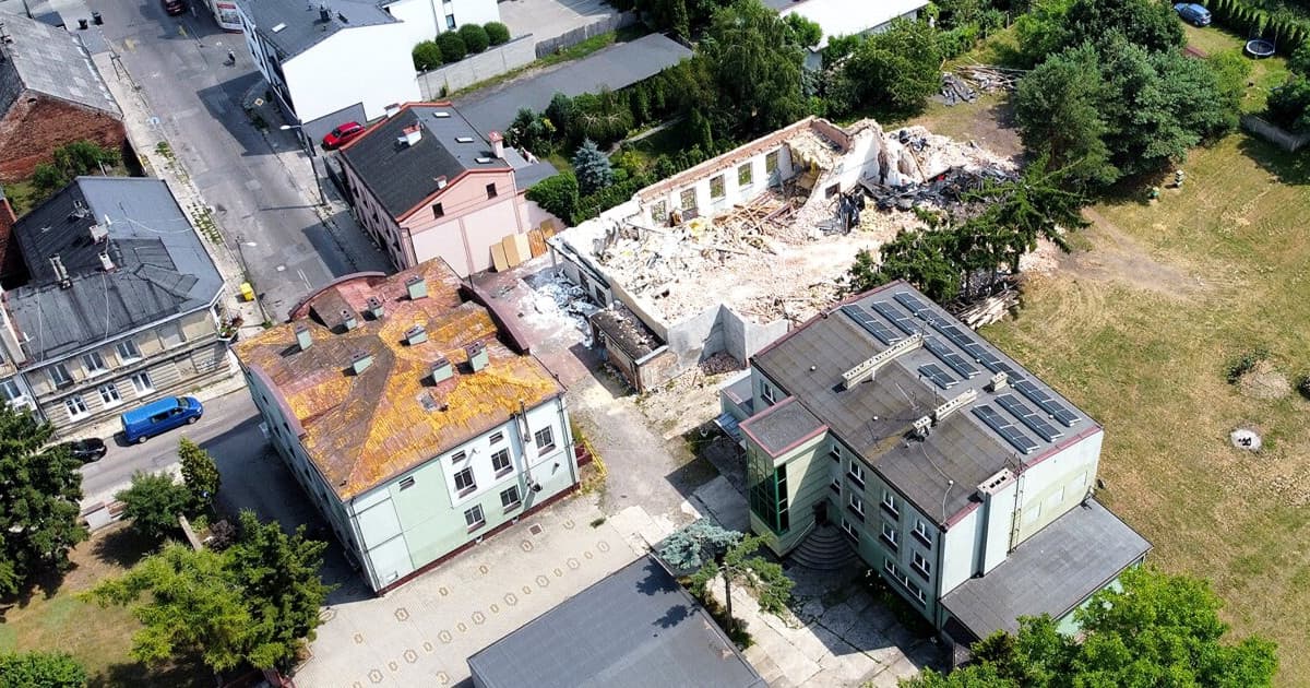 Wyburzają budynek dawnej uczelni