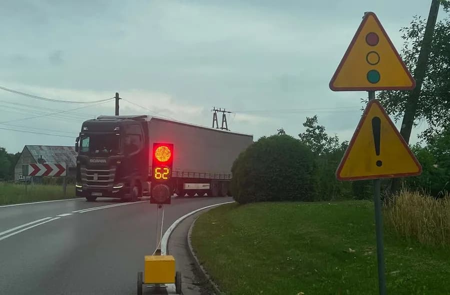 Wykopy na powiatówce w Nowych Dworach. Do kiedy kierowcy będą stać na czerwonym?