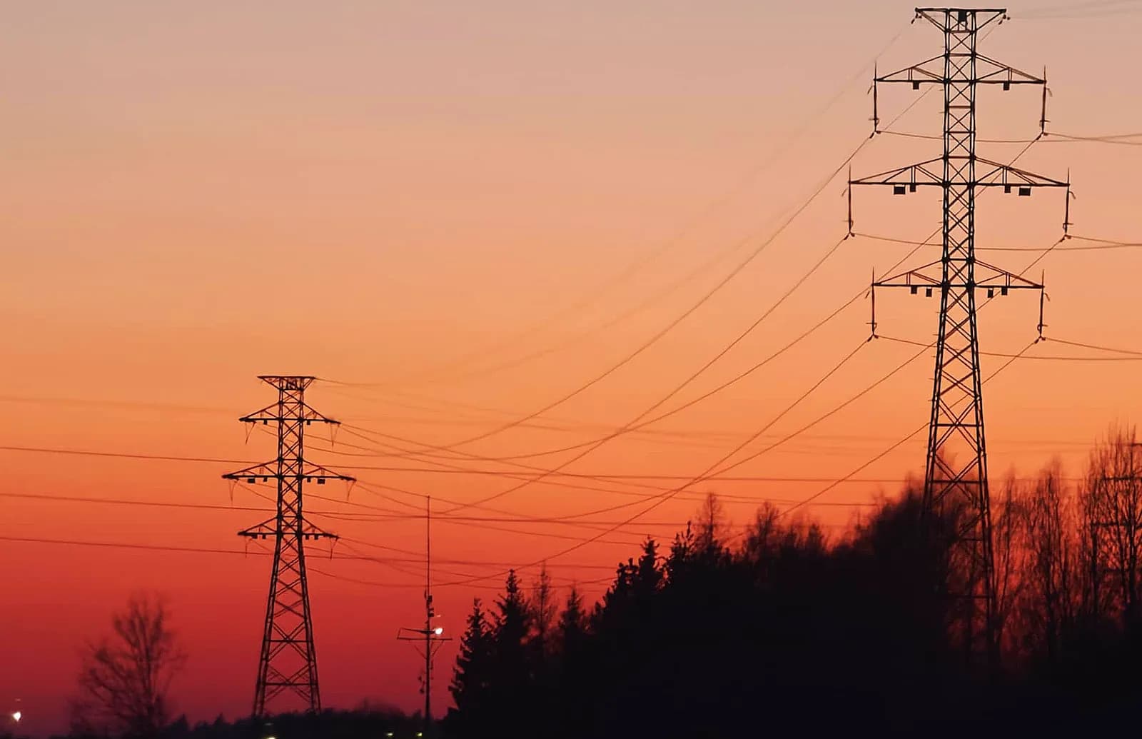 Wyłączą prąd w kilku dzielnicach Warszawy. Pracujesz zdalnie? Przygotuj powerbanki i internet mobilny, naładuj urządzenia