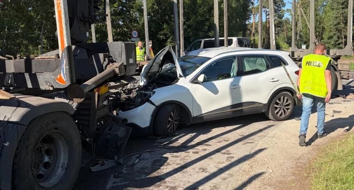 Wypadek Kłodawa: Zderzenie renault z ciężarówką MAN. Kobieta w szpitalu