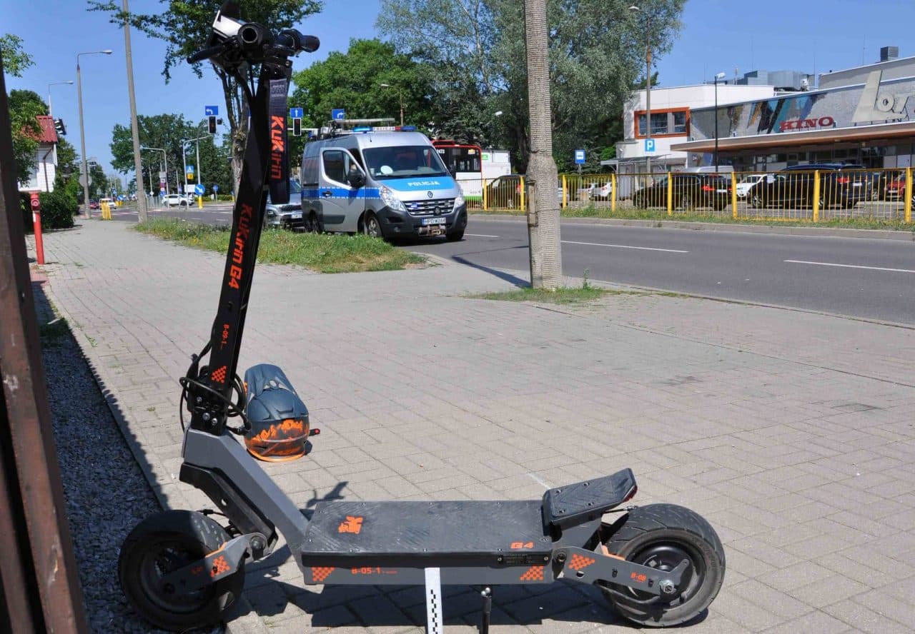 Wypadek na al. Lotników Polskich. Nastolatek na hulajnodze zderzył się z pieszym