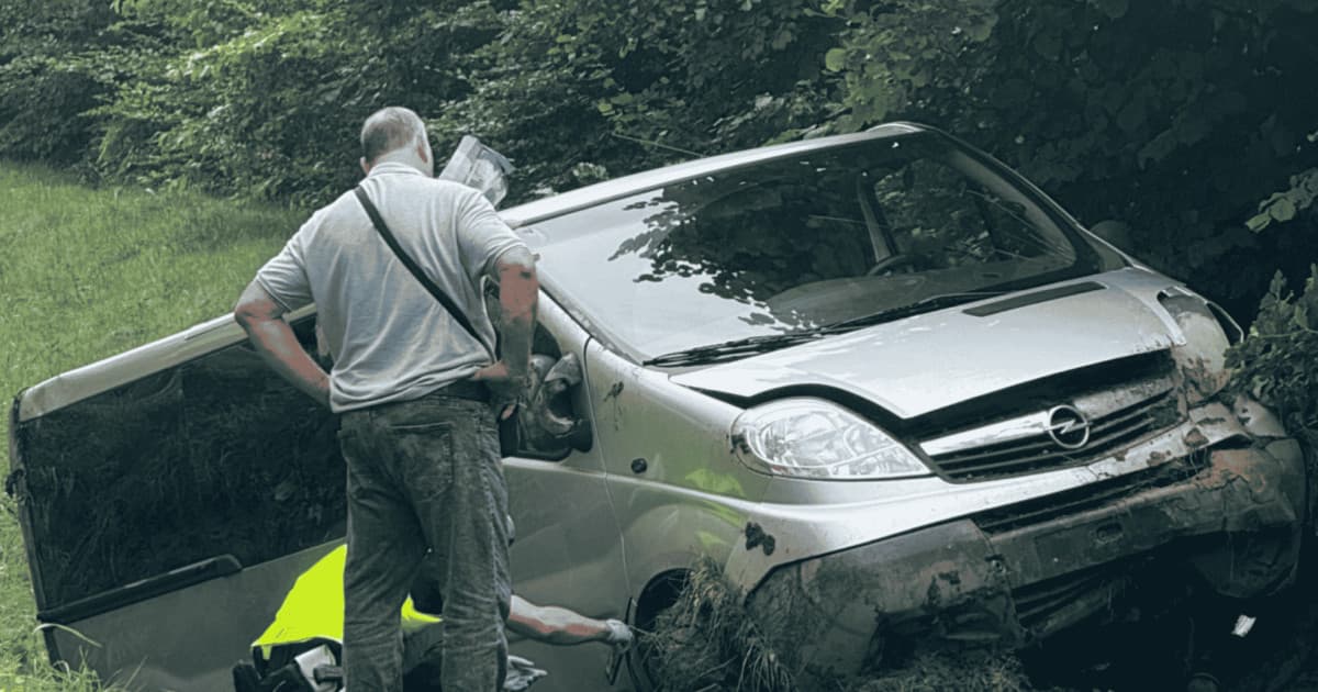 Wypadek na DW 209. Bus wpadł do rowu, 3 osoby trafiły do szpitala
