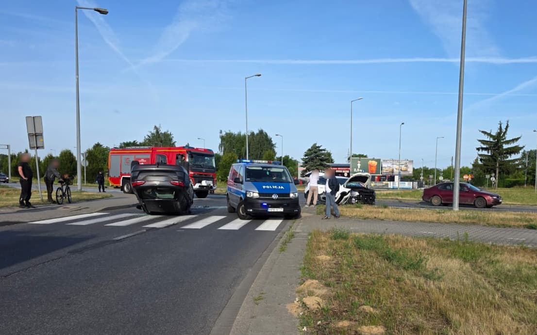 Wypadek na rondzie Kasprzaka. Dachował Opel