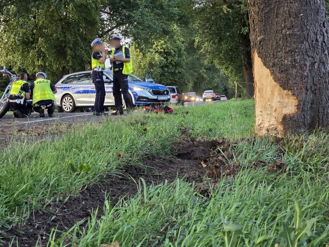 Wypadek na wjeździe do Lublina. Motocykl wypadł z drogi i uderzył w drzewo