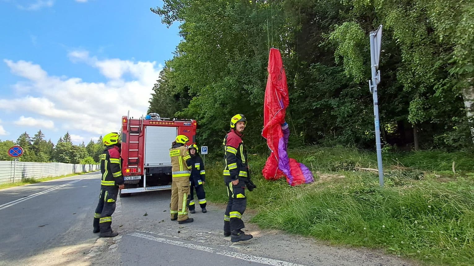 Wypadek paralotniarza w Świeradowie-Zdroju. Pilot trafił do szpitala