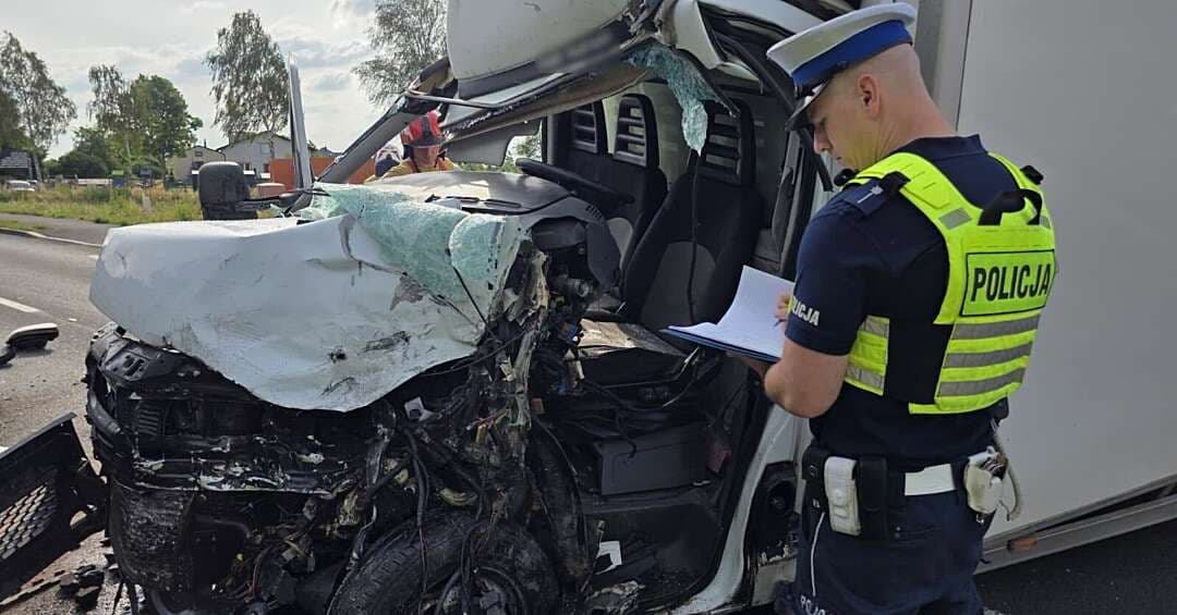 Wypadek w Jankowicach koło Pszczyny. Czołowe zderzenie ciężarówki i dostawczaka. Droga zablokowana