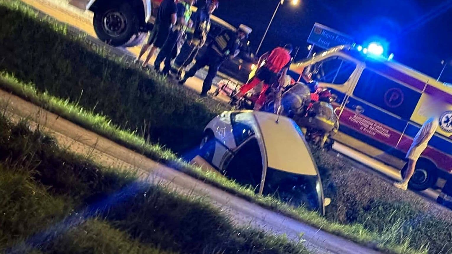 Wypadek w Krościenku Wyżnym. Osobówka wjechała do rowu, dwie osoby ranne