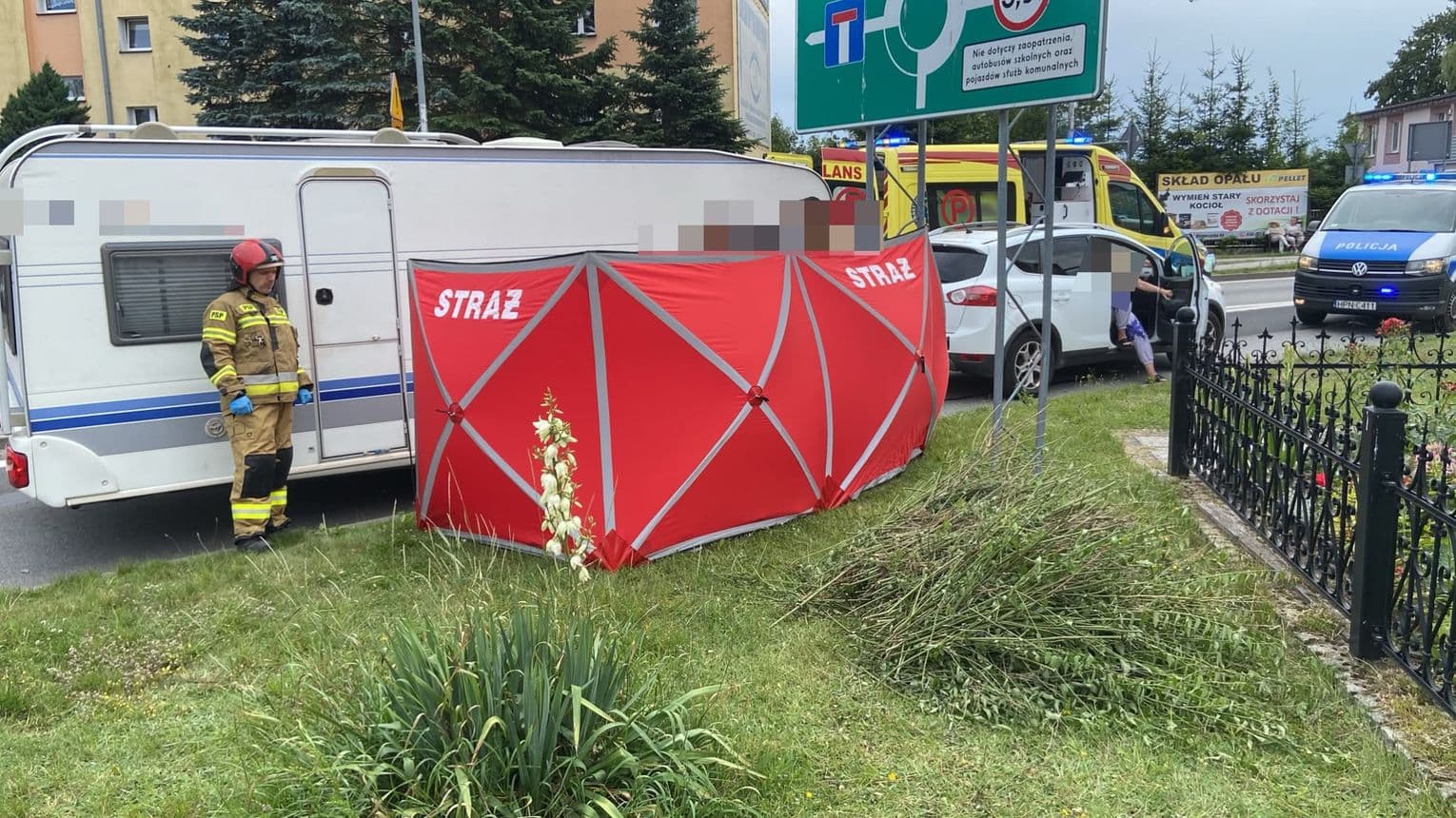Wypadek w Miastku! Pieszy wpadł między auto a przyczepę kempingową
