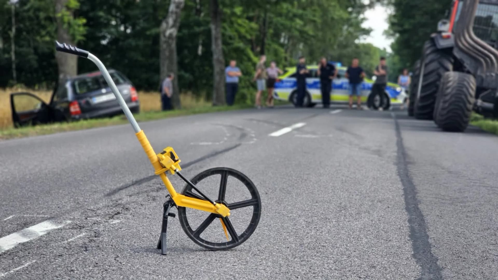 Wypadek w powiecie piotrkowskim. Droga zablokowana, służby na miejscu