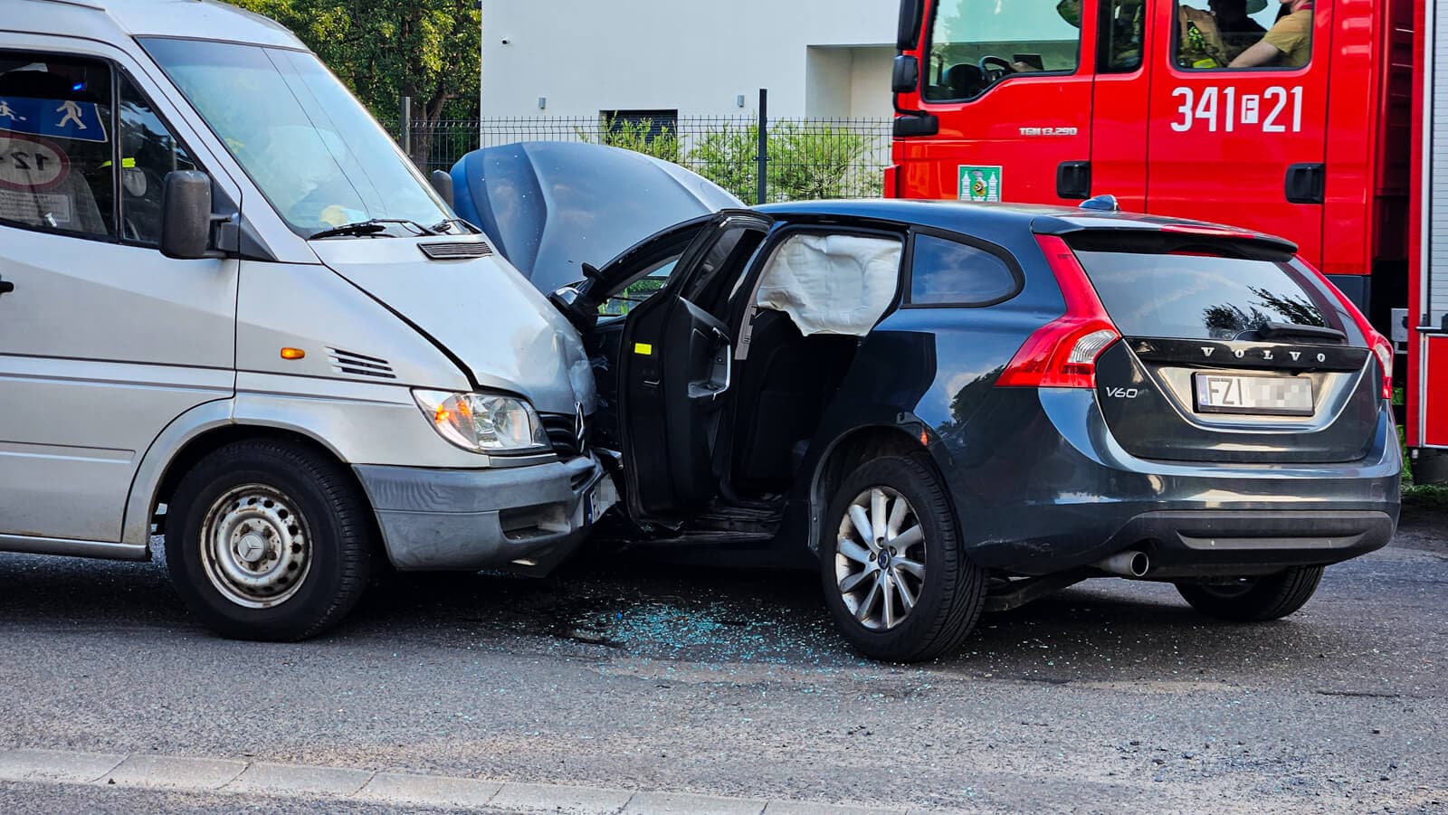 Wypadek w Świdnicy pod Zieloną Górą. Rozbite dwa auta. Droga zablokowana (ZDJĘCIA)