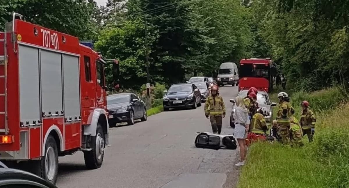 Wypadek w Tresnej z udziałem autobusu i sk…