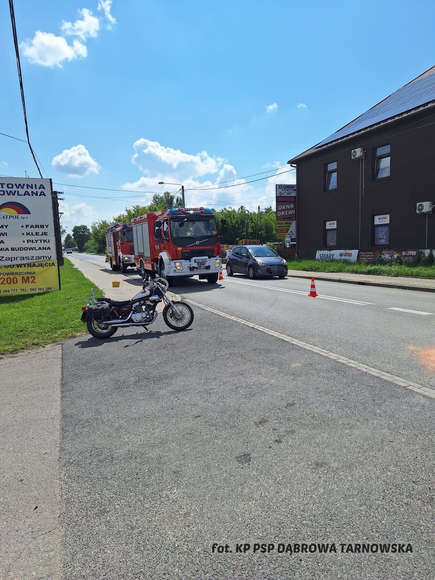 Wypadek z udziałem motocyklisty. Są osoby poszkodowane
