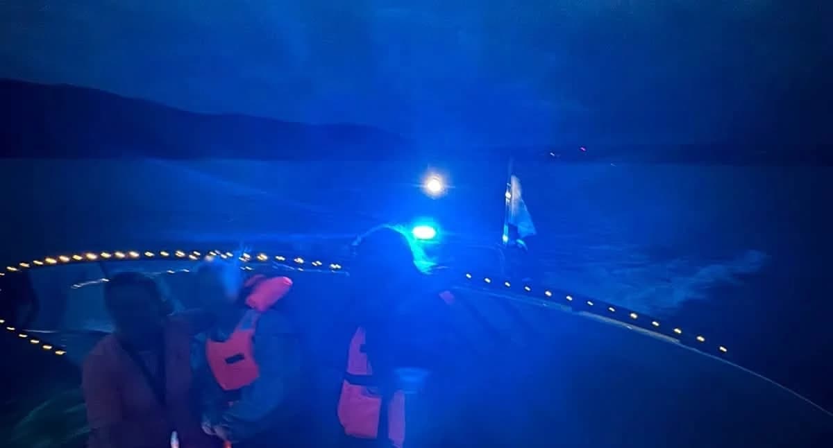 Wyprawa na SUP na Jeziorze Żywieckim przerwana przez gwałtowną zmianę pogody