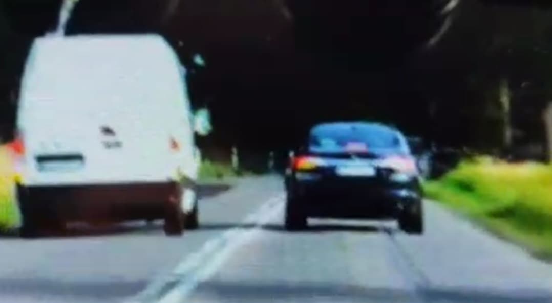 Wyprzedzał na zakręcie i na linii ciągłej. O krok od czołowego zderzenia – wideo