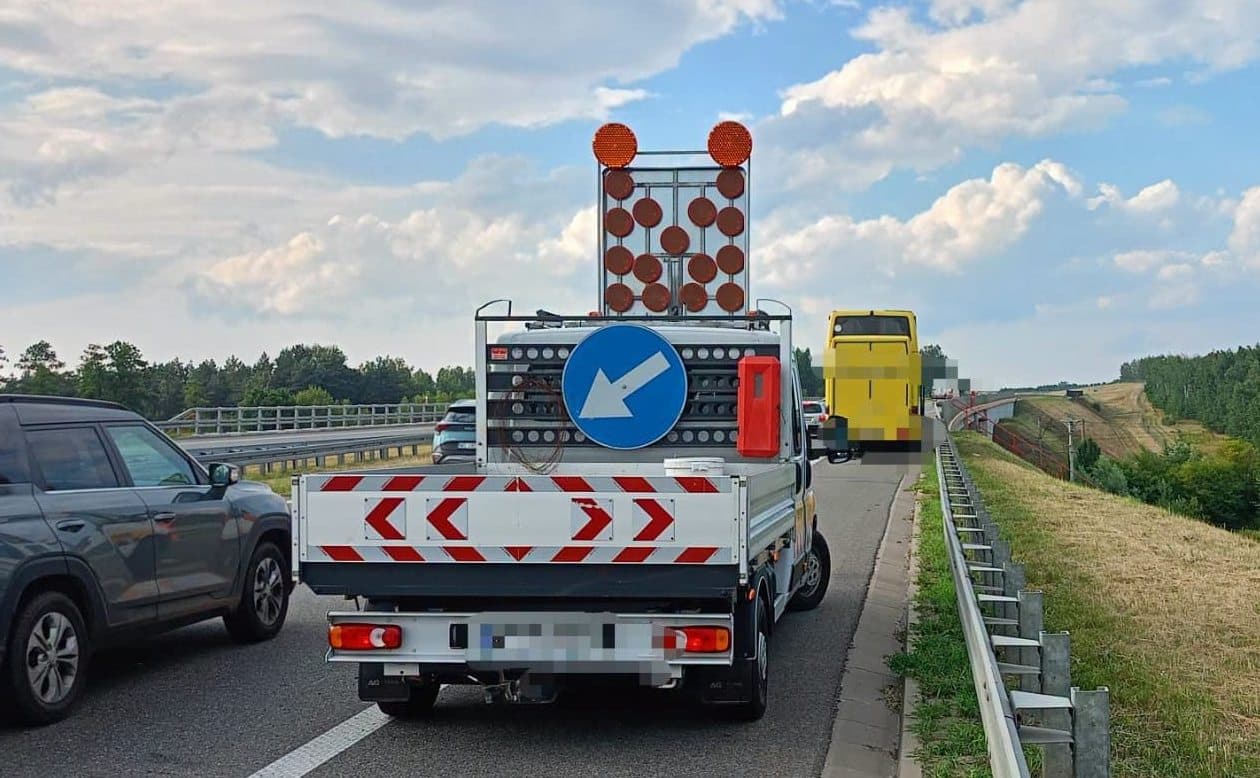 Wystrzał opony a w autokarze zakorkował trasę S17. „Kierowcy zwalniają aby popatrzeć”