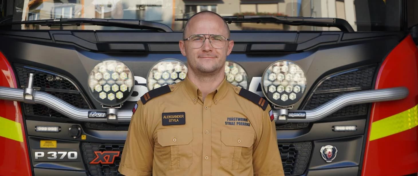 Wzorowa postawa strażaka z Rawicza. Był po służbie, gdy zauważył ogień tuż przy rozdzielni prądu