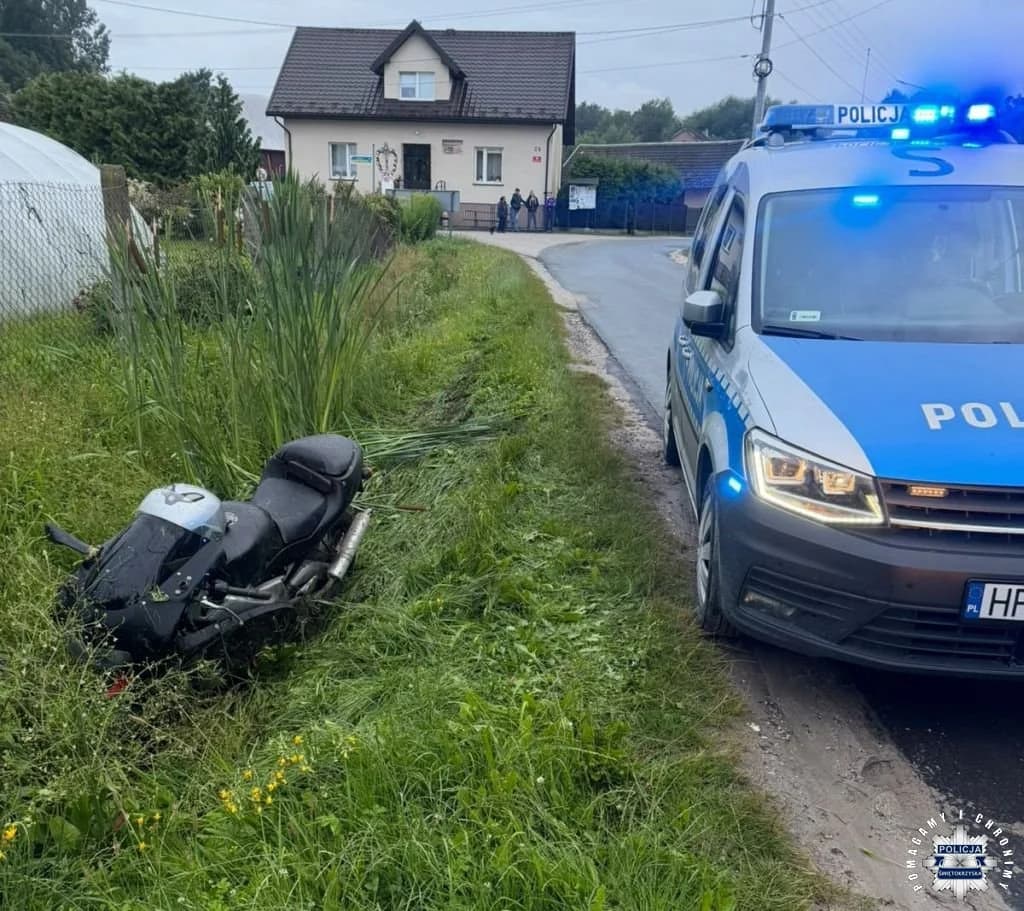 Z barier ochronnych prosto do rowu. Pijany motocyklista uciekał policji po raz kolejny