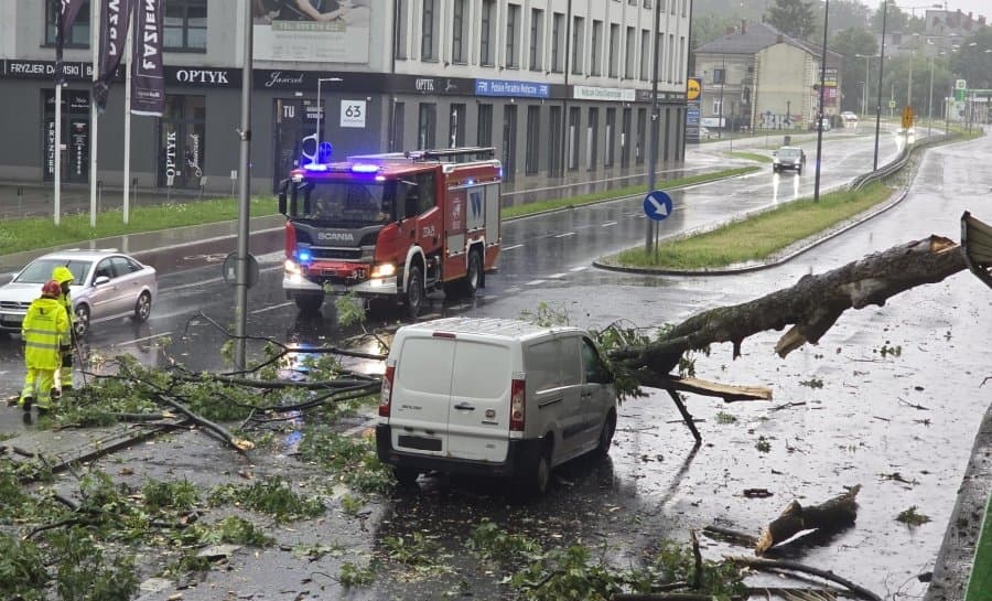 Z ostatniej chwili: O krok od tragedii w Bielsku-Białej! Drzewo spadło na jadące auto, ulica…