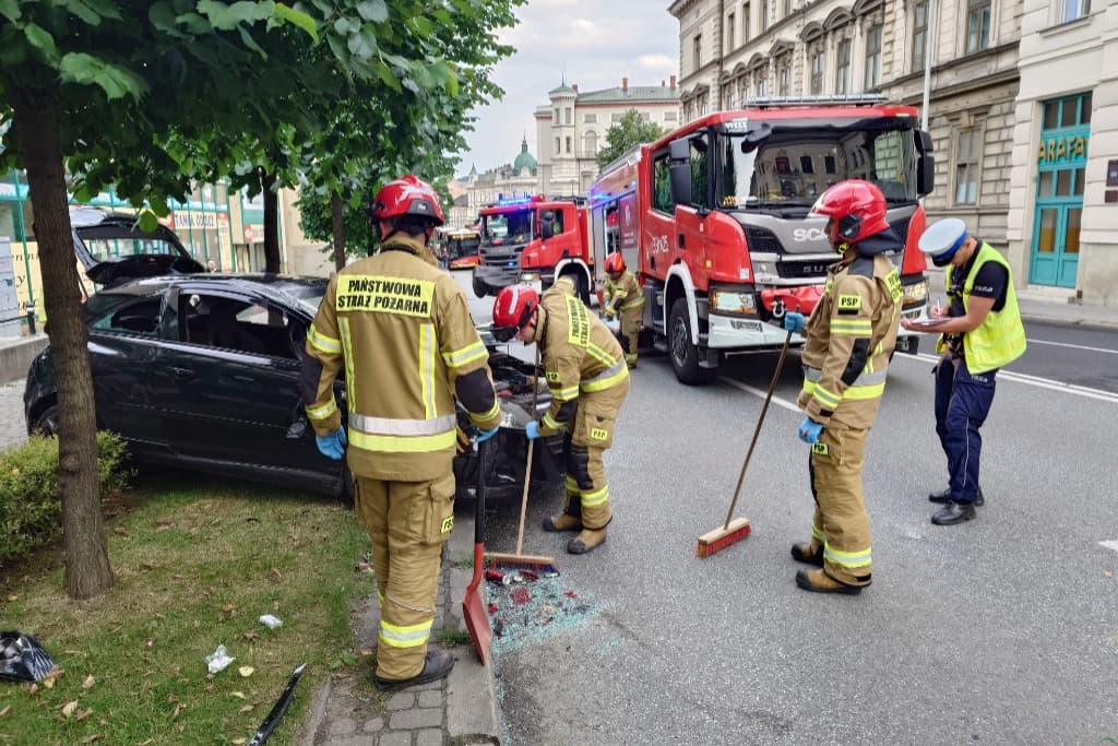 Z ostatniej chwili: Zderzenie czterech pojazdów, jeden koziołkował! Trzy osoby zabrane do szpitala! – foto