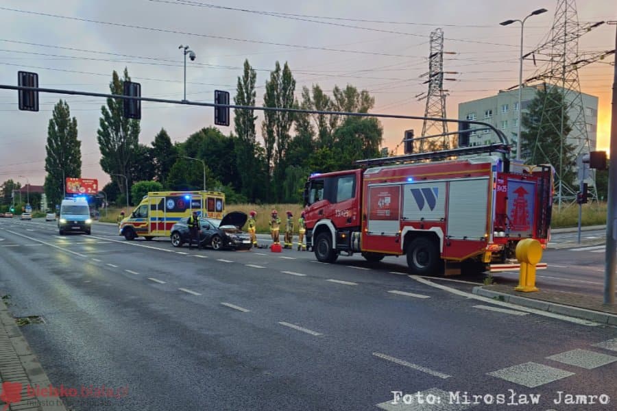 Z ostatniej chwili: Zderzenie dwóch aut na skrzyżowaniu. Sprawca śpieszył się do pracy - foto