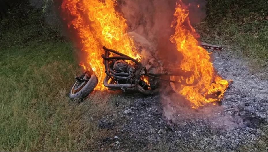 Z powiatu W lesie spłonął motocykl