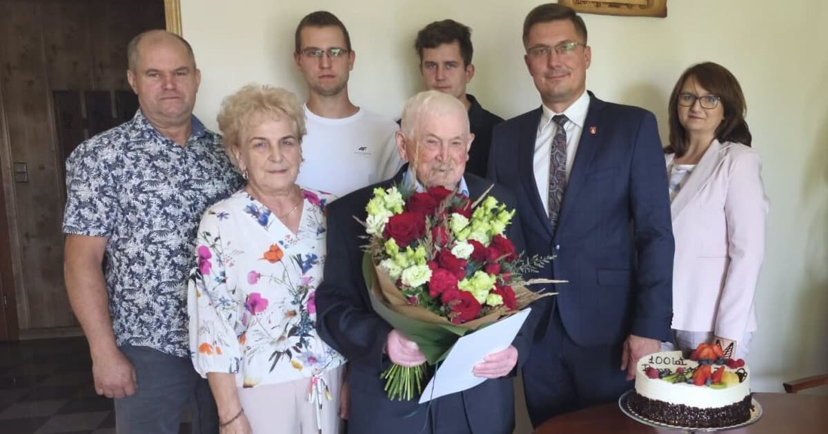 Z uśmiechem wspomina czasy młodości. Pan Stanisław...