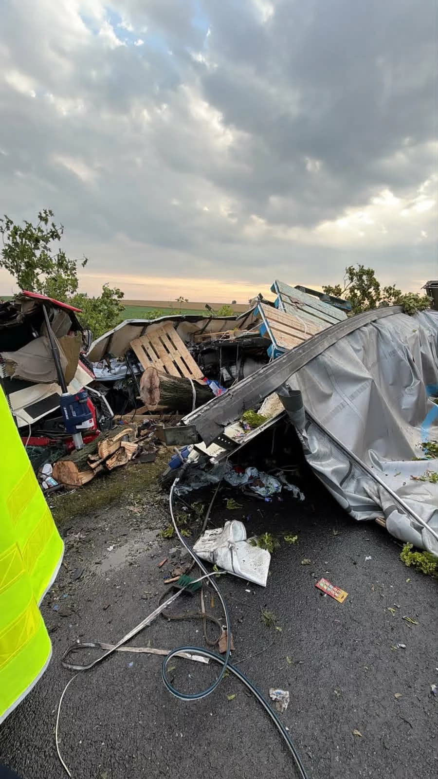 Z Wielkopolski. Tragiczny wypadek na drodze wojewódzkiej 432. Nie żyje kierowca ciężarówki