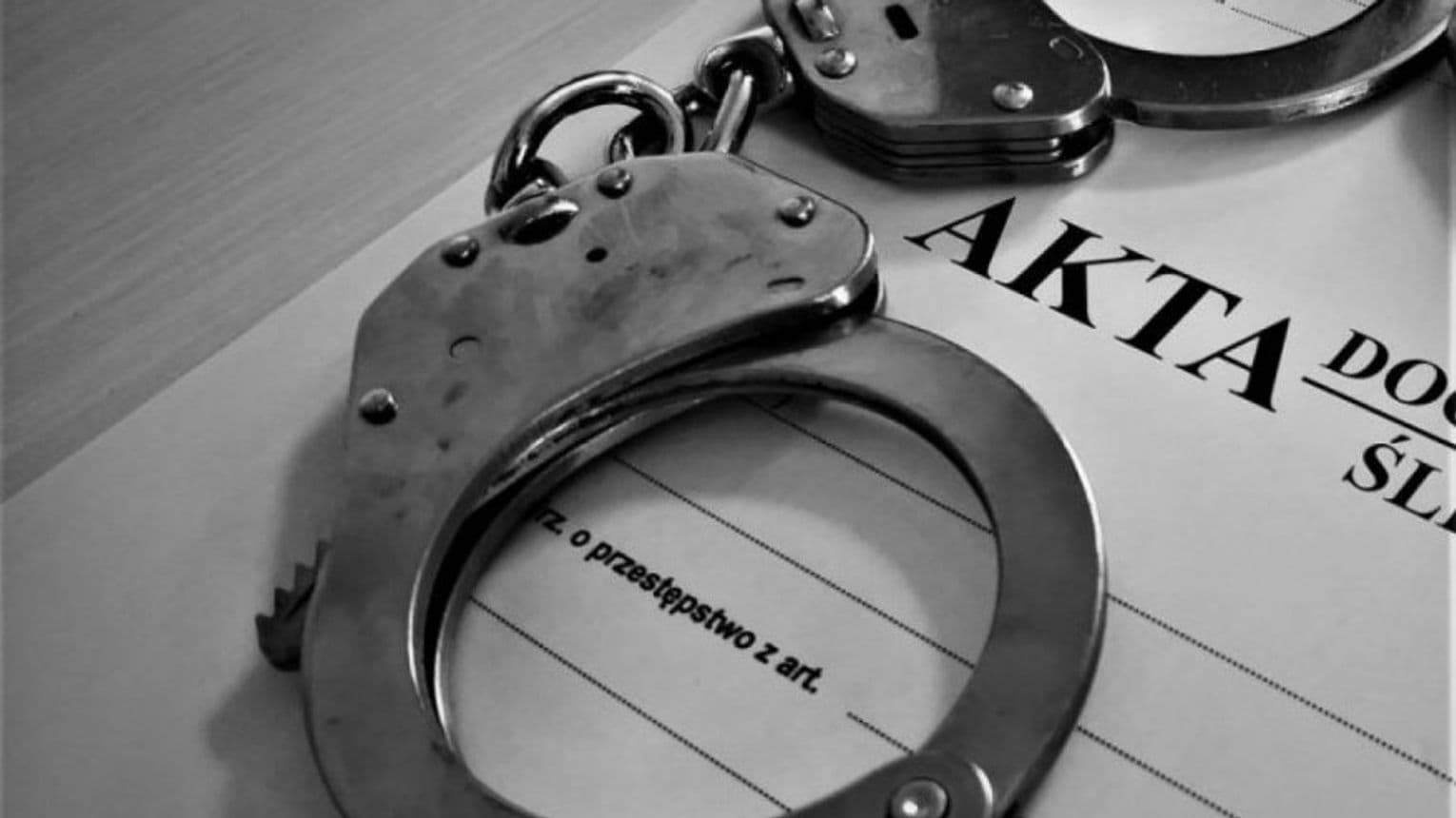 Zabrał alkohol i papierosy z lady, po czym uciekł. Policja zatrzymała podejrzanego