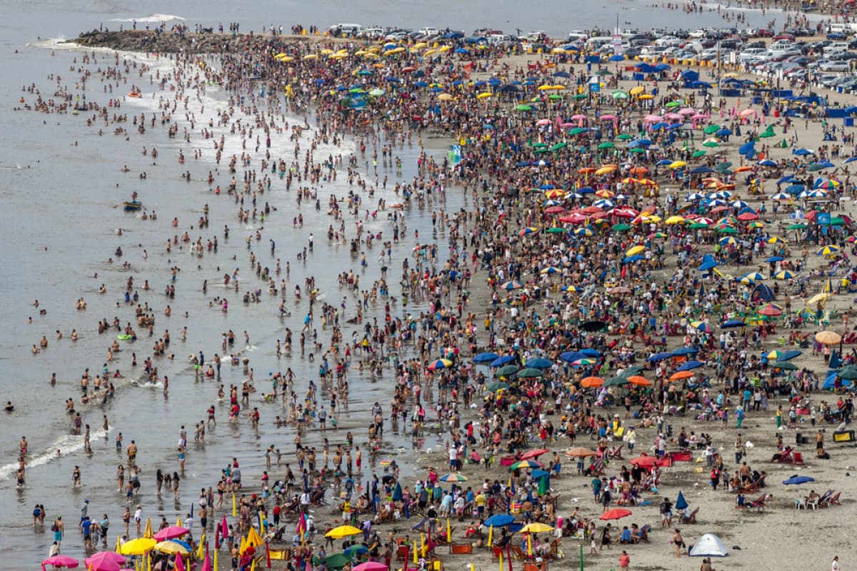 Zakaz kąpieli na kilkudziesięciu plażach nad Bałtykiem. Gdzie powiewają czerwone flagi?