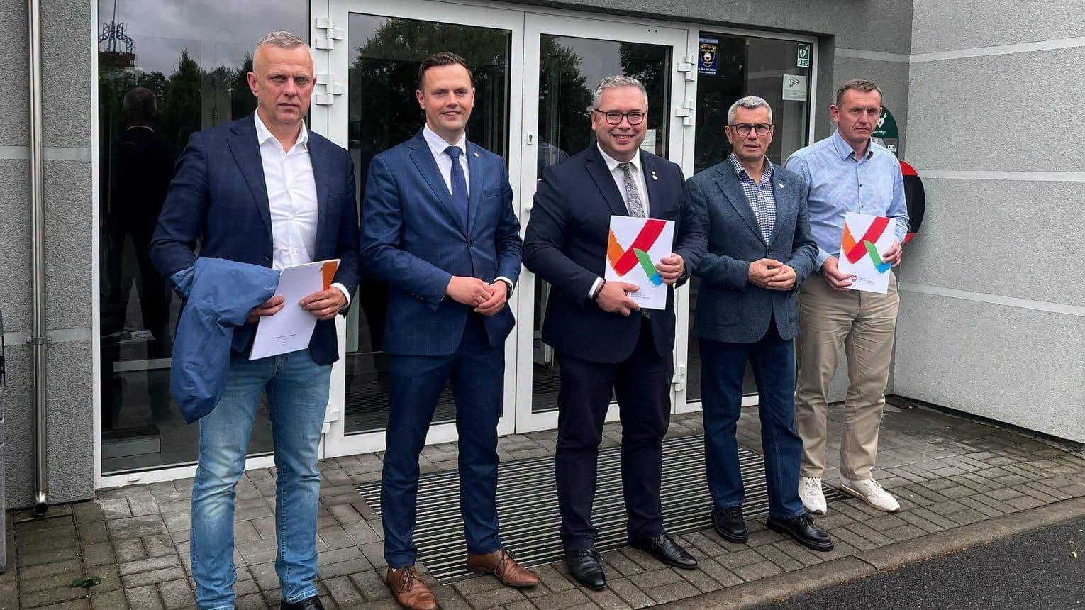 Zalesie zyska nową szatnię, Tarnówka wsparcie dla ochrony zwierząt. Podpisano umowy
