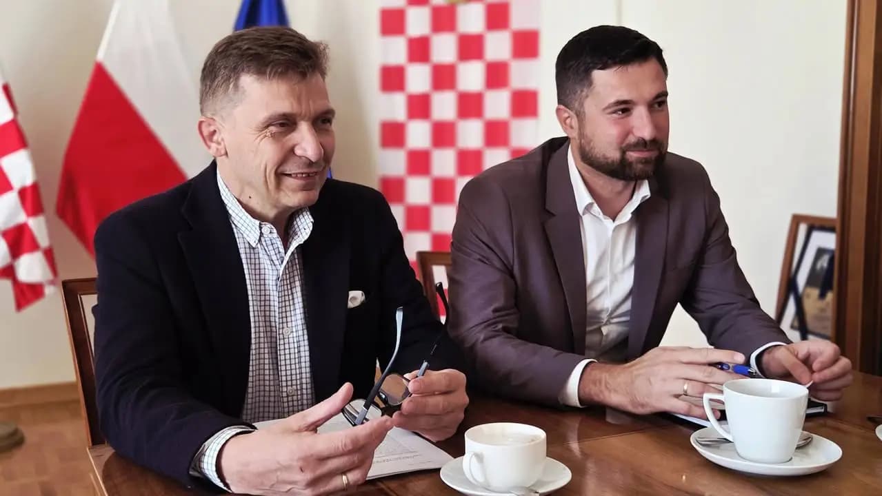 Zarząd Powiatu Kaliskiego przekazał sprzęt do szkół i pomocy społecznej