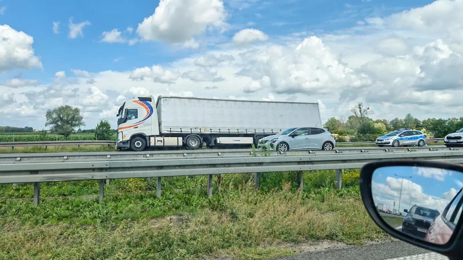 Zasłabł za kierownicą, wjechał w bariery