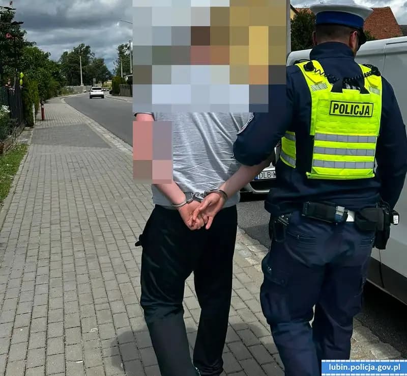 Zatrzymany kierowca, który zawrócił przy widoku policjantów, miał cofnięte uprawnienia