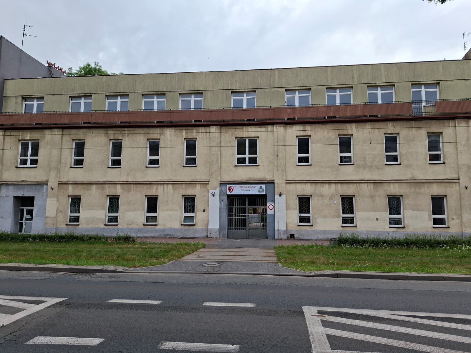 Zawalona ściana budynku w Częstochowie na terenie Liceum Słowackiego. To fragment obiektu przeznaczonego do rozbiórki