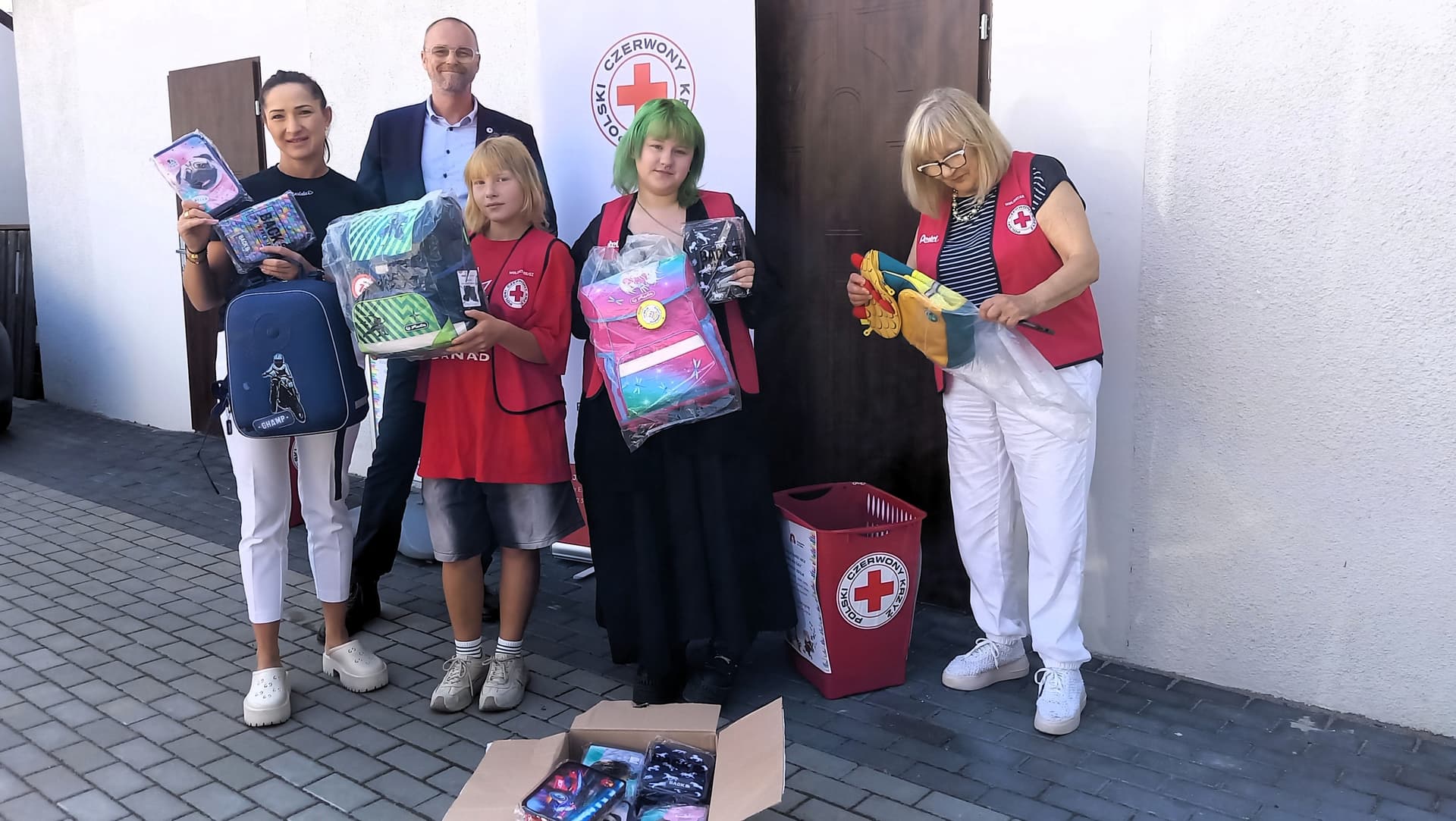 Zbierają przybory, by dać je uczniom na nowy rok szkolny. Akcja „Wyprawka dla Żaka”