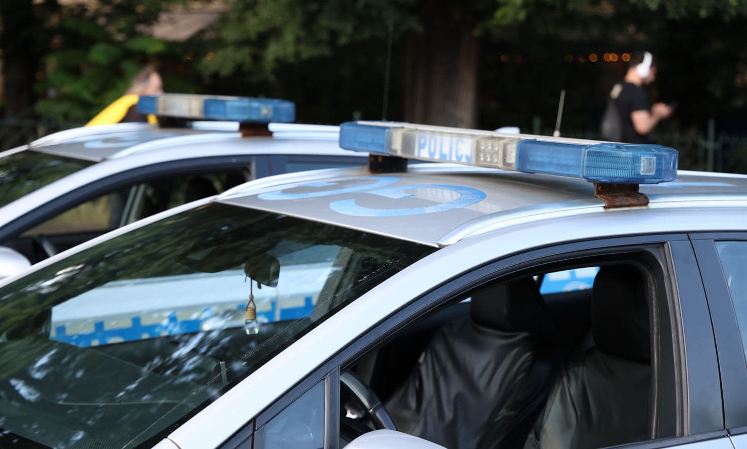 Zdemolował wejście do bloku i dobijał się do mieszkania. Policjanci znaleźli przy nim metalową rurkę
