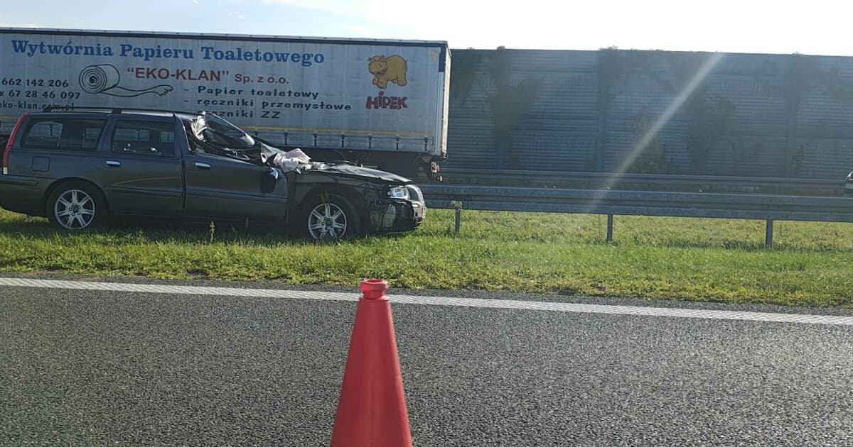 Zderzenie auta osobowego z ciężarówką na A1. Jedna osoba trafiła do szpitala