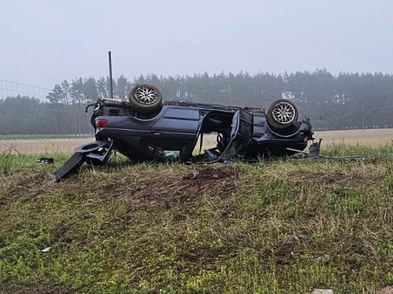 Zderzenie BMW z autem ciężarowym. Osobówka wylądowała kilkanaście metrów od drogi