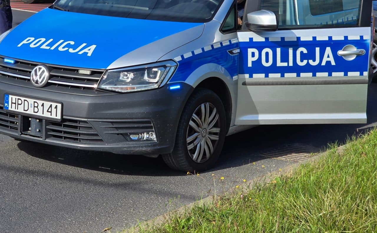 Zderzenie busa i samochodu osobowego na DW 747. Dwie osoby poszkodowane, w tym dziecko