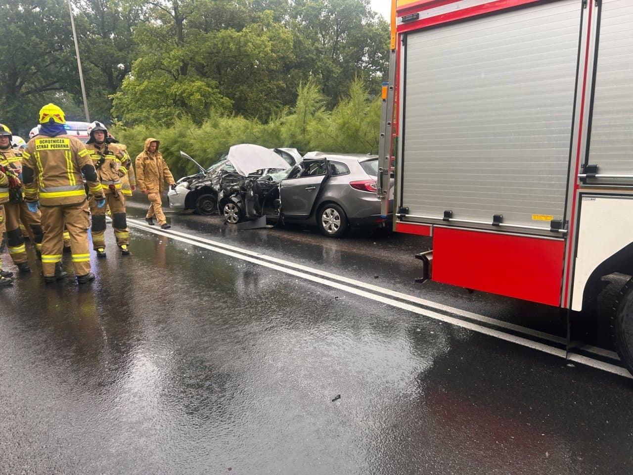 Zderzenie ciężarówki i samochodów osobowych na ul. Piłsudskiego. Dwie osoby poszkodowane, w tym kobieta w ciąży