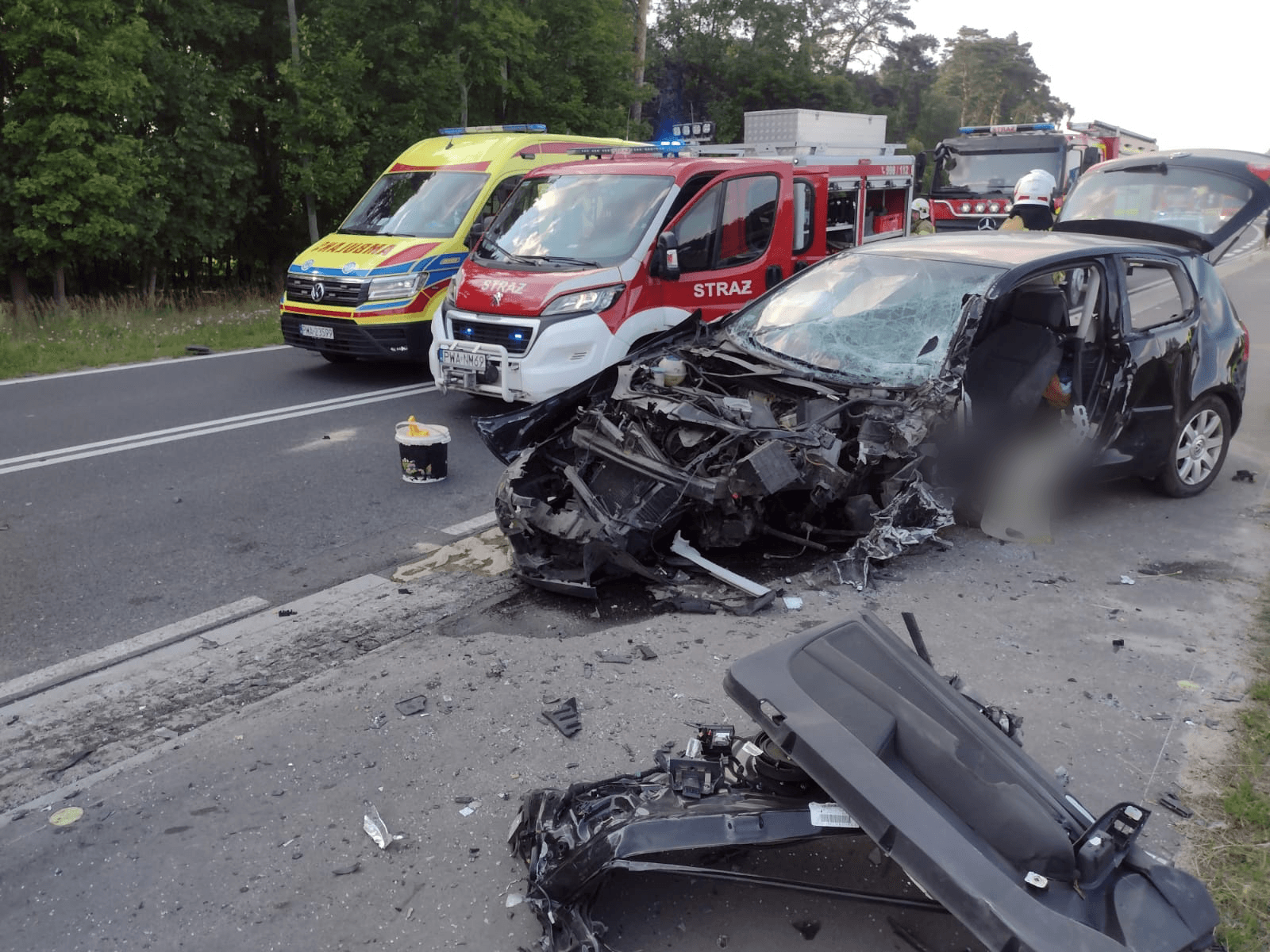 Zderzenie czołowe dwóch samochodów osobowych