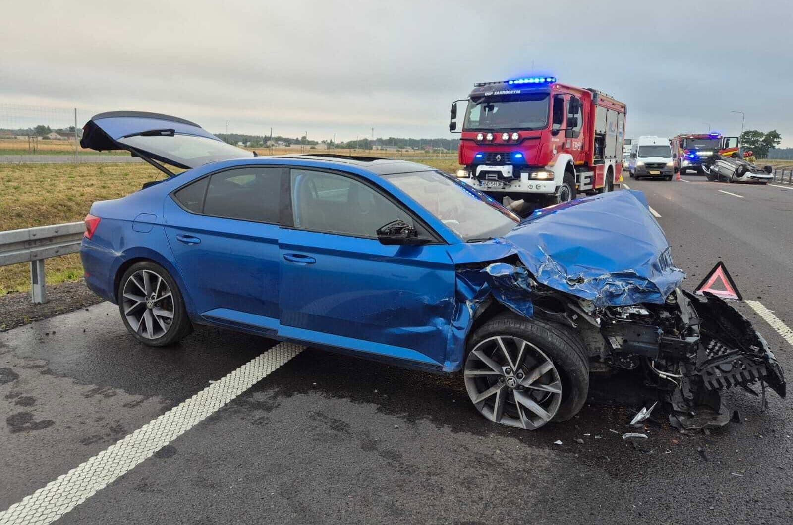 Zderzenie dwóch osobówek na S7 w Zakroczymiu. Jedna osoba poszkodowana, na miejscu pracowały służby