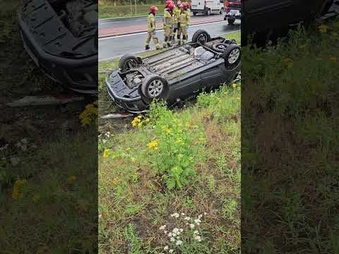 Zderzenie dwóch pojazdów na drodze przez Las Miejski. Peugeot dachował w rowie