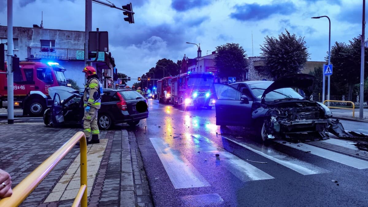 Zderzenie dwóch samochodów osobowych. Dwie osoby poszkodowane