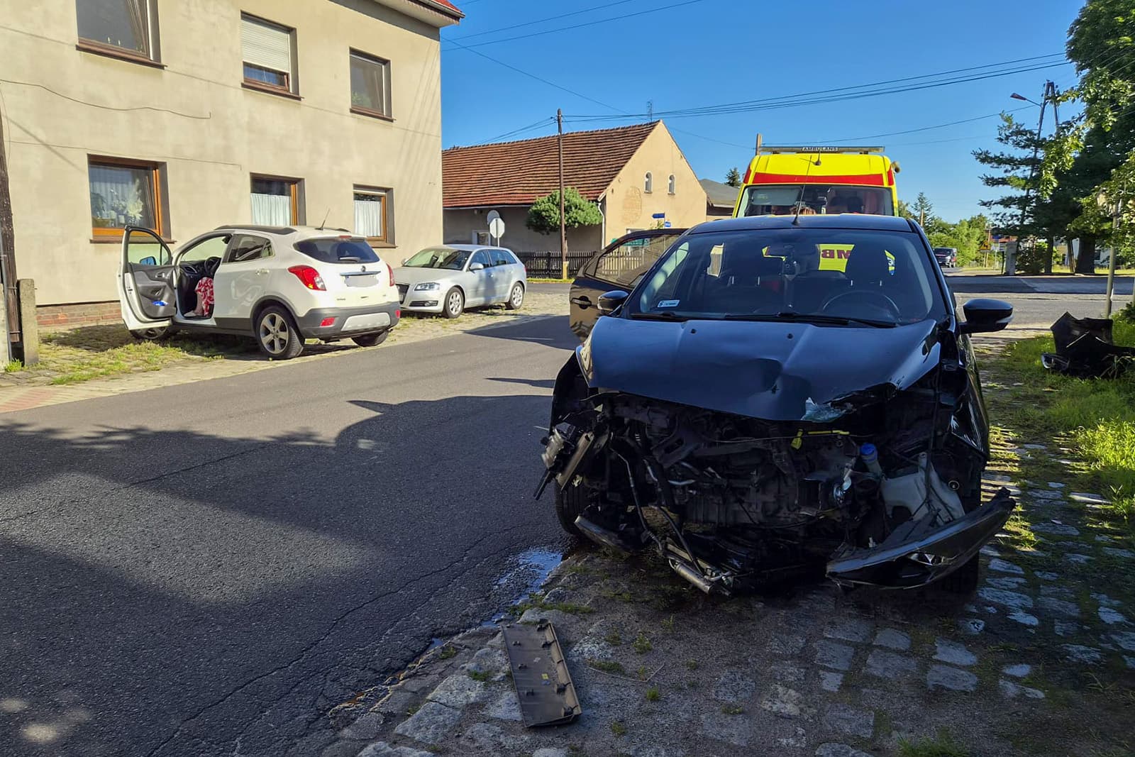 Zderzenie Forda oraz Opla w Chocianowicach. Jedna osoba trafiła do szpitala