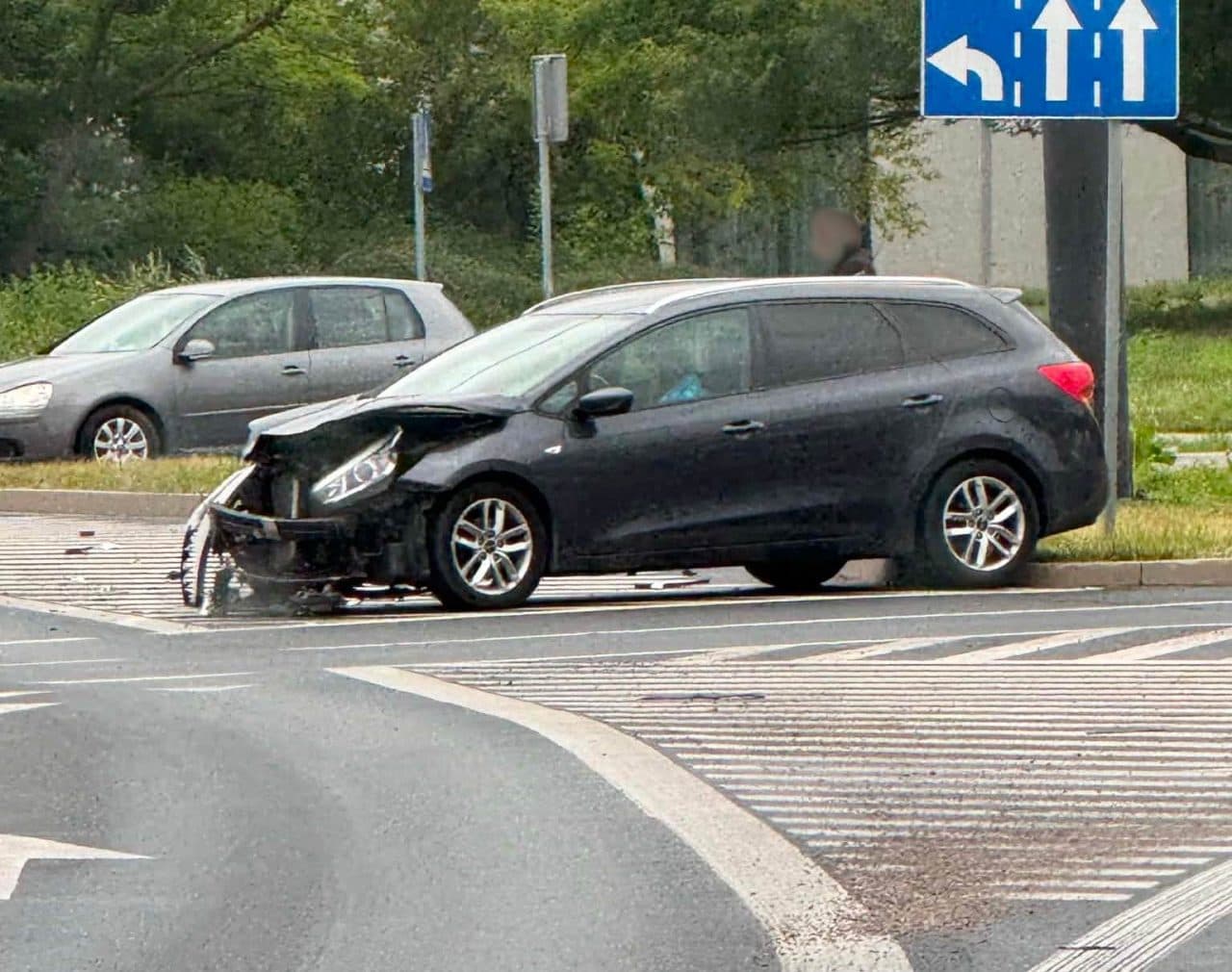 Zderzenie Kii i Opla na rondzie im. Mohyły. Policjanci ustalają okoliczności