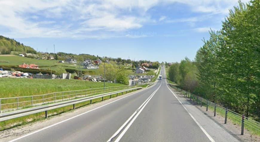 Zderzenie na DK28! Osobówka zderzyła się z dostawczakiem, jedna osoba trafiła do szpitala