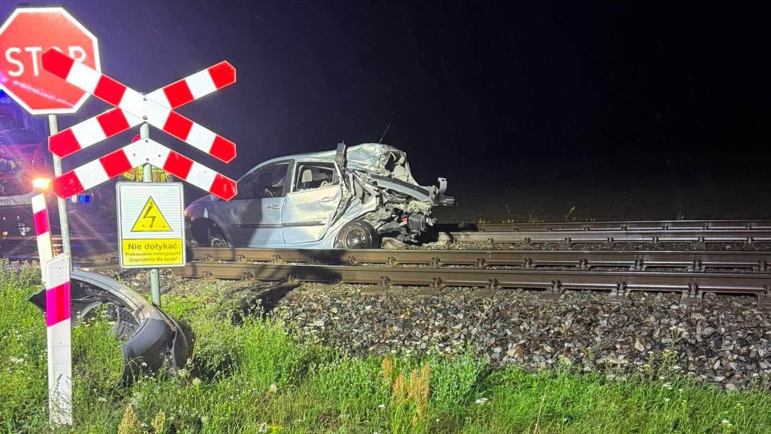 Zderzenie osobówki z pociągiem niedaleko Piotrkowa Kujawskiego. Jedna osoba w szpitalu